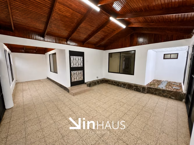 Venta de casa con apartamento en Porvenir de Desamparados -EU