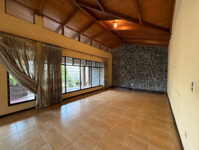 VENDO CASA EN CARTAGO.