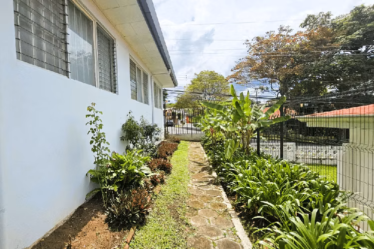 VENDO CASA + APTO EN MONTES DE OCA.
