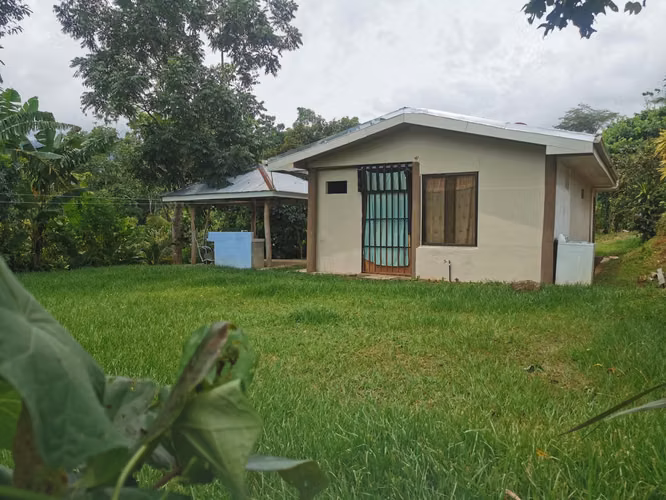 Venta de Casa con amplio Terreno Acosta