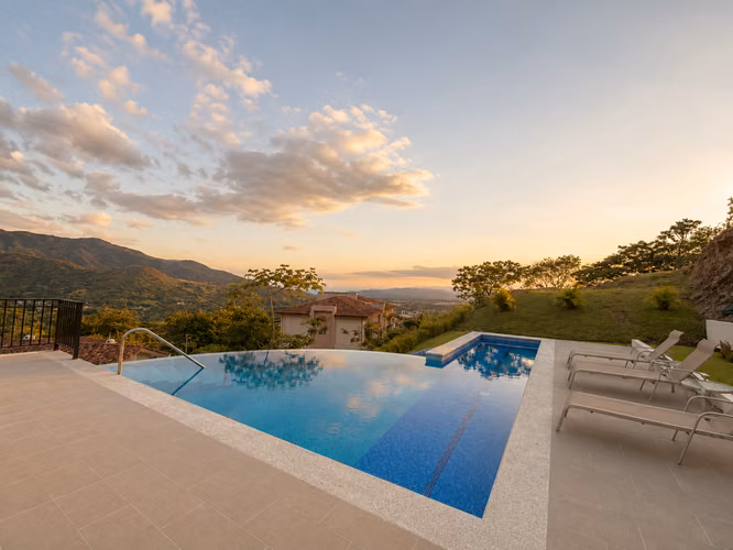 PENTHOUSE FOR SALE IN SANTA ANA, VISTA AL VALLE*