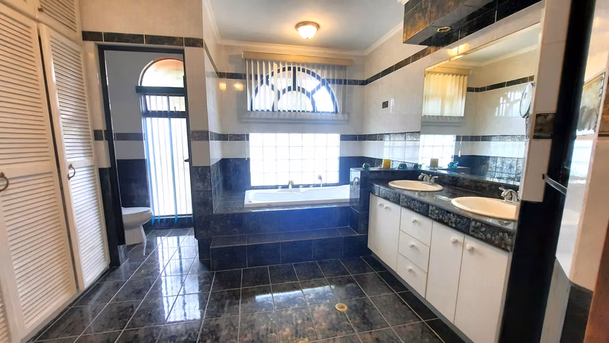 Residencia Esquinera en Guayabos 640 m² de Terreno, Jardín y Oficina - Imagen 14