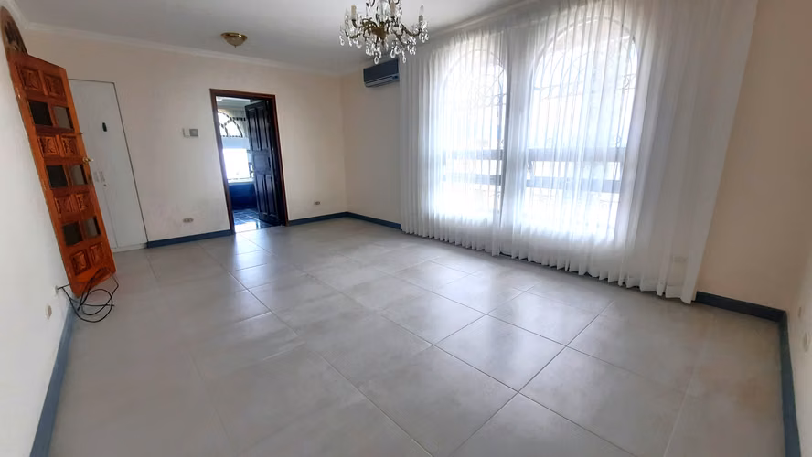 Residencia Esquinera en Guayabos 640 m² de Terreno, Jardín y Oficina - Imagen 13