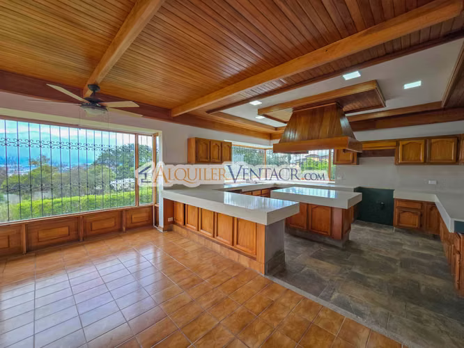CASA DE UN NIVEL DE 900 M2 Y 3.500 M2 DE LOTE CON VISTAS EN ESCAZU - Imagen 7