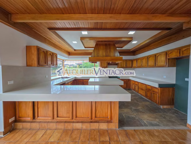 CASA DE UN NIVEL DE 900 M2 Y 3.500 M2 DE LOTE CON VISTAS EN ESCAZU - Imagen 11