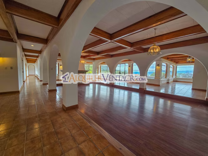 CASA DE UN NIVEL DE 900 M2 Y 3.500 M2 DE LOTE CON VISTAS EN ESCAZU