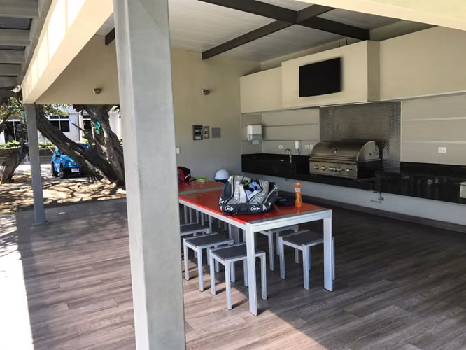 Apartamento tipo suite con terraza y amenidades en Santa Ana