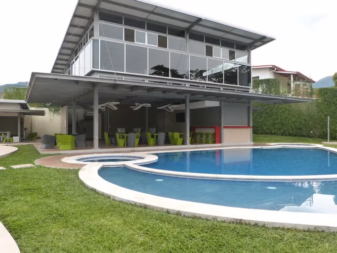 Apartamento tipo suite con terraza y amenidades en Santa Ana
