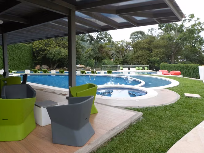 Apartamento tipo suite con terraza y amenidades en Santa Ana