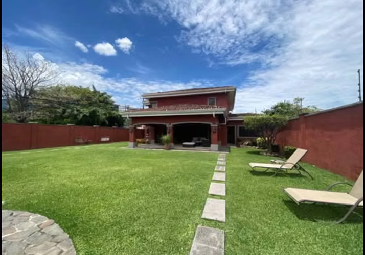 Venta de casa con piscina en Río de Oro de Santa Ana