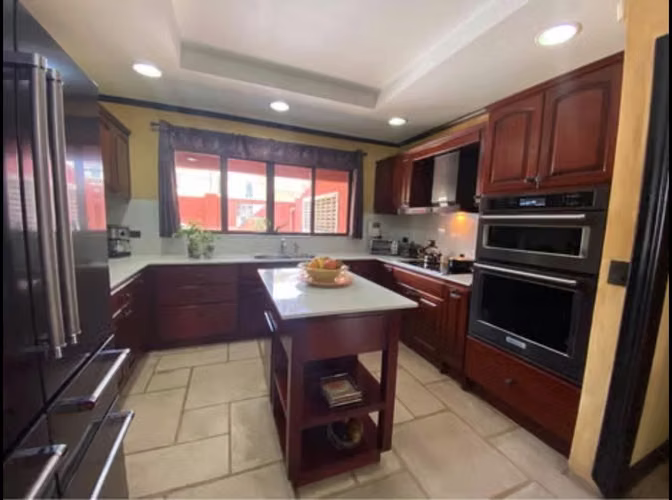 Venta de casa con piscina en Río de Oro de Santa Ana