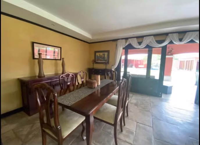 Venta de casa con piscina en Río de Oro de Santa Ana