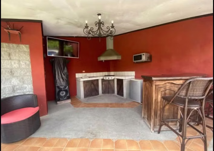 Venta de casa con piscina en Río de Oro de Santa Ana