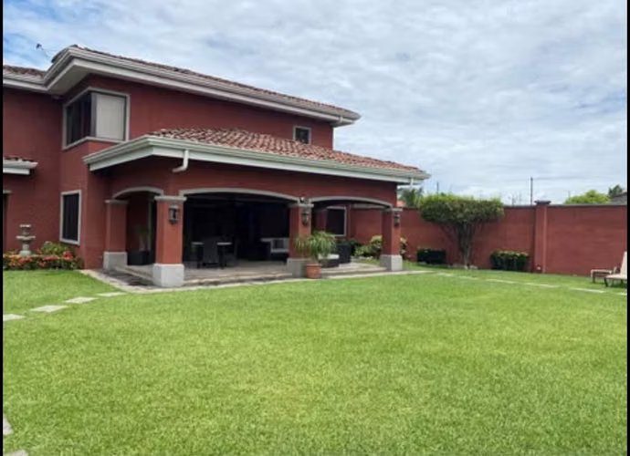 Venta de casa con piscina en Río de Oro de Santa Ana
