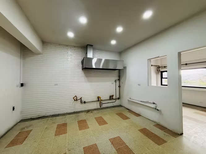 Local comercial 256m2 Barrios Escalante cuarto piso vista