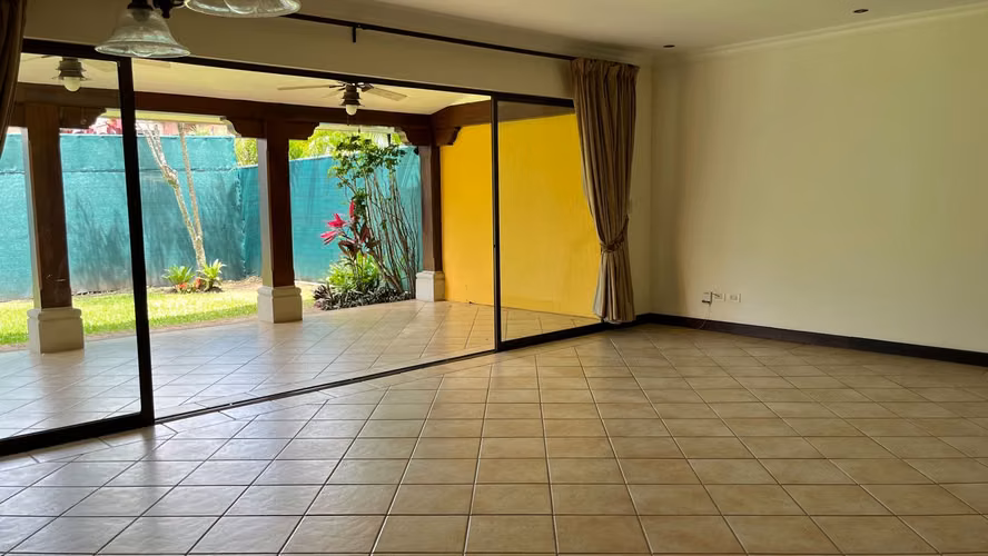 Se alquila casa en Santa Ana | 3 habitaciones | Jardín privado y amenidades - Imagen 15