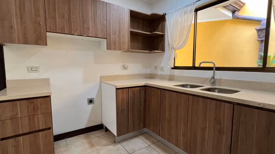 Se alquila casa en Santa Ana | 3 habitaciones | Jardín privado y amenidades - Imagen 16