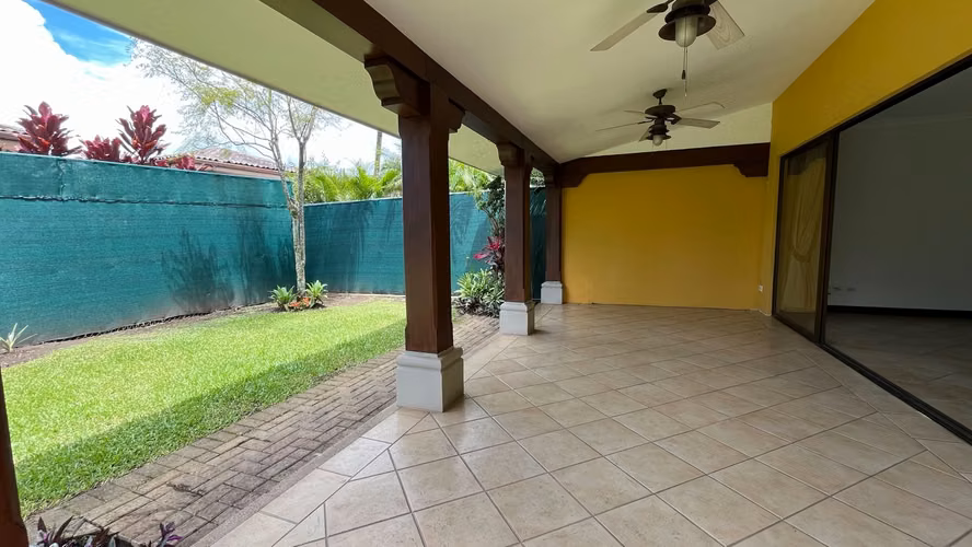 Se alquila casa en Santa Ana | 3 habitaciones | Jardín privado y amenidades - Imagen 12
