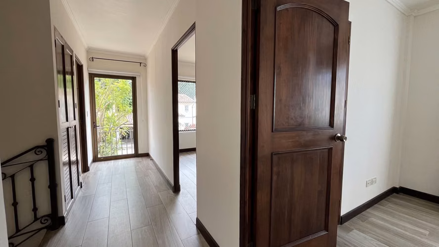Se alquila casa en Santa Ana | 3 habitaciones | Jardín privado y amenidades - Imagen 3