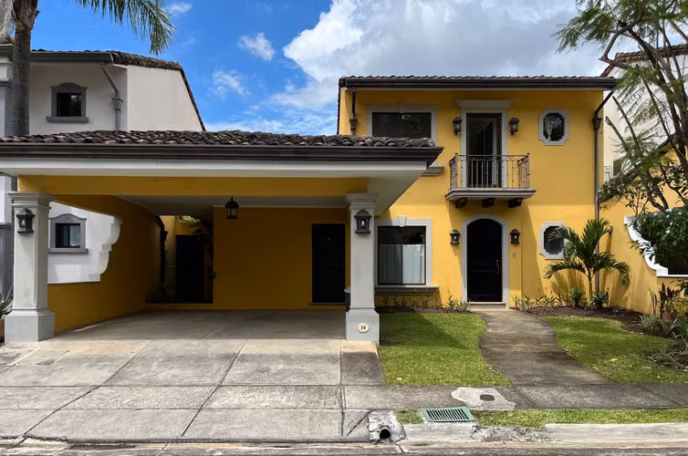 Se alquila casa en Santa Ana | 3 habitaciones | Jardín privado y amenidades - Imagen 1