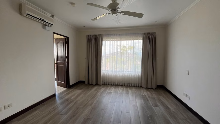 Se alquila casa en Santa Ana | 3 habitaciones | Jardín privado y amenidades - Imagen 6