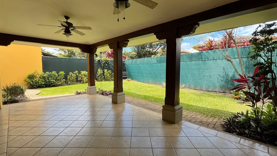 Se alquila casa en Santa Ana | 3 habitaciones | Jardín privado y amenidades - Imagen 14