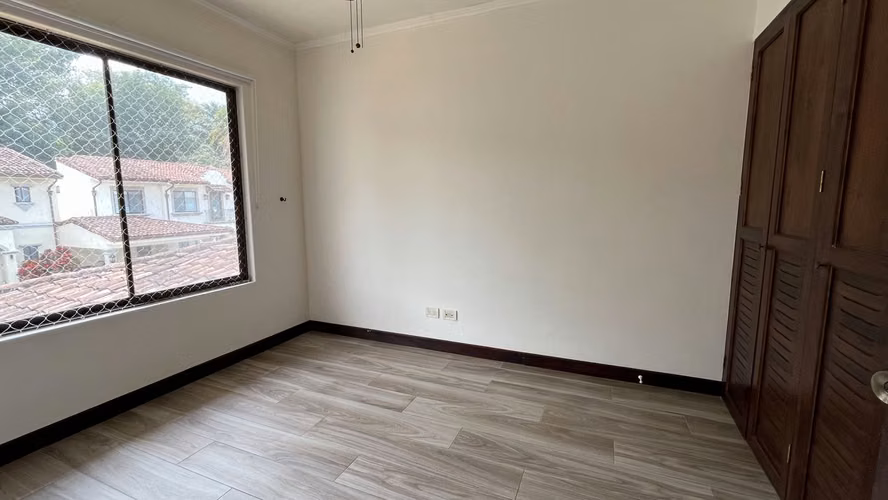 Se alquila casa en Santa Ana | 3 habitaciones | Jardín privado y amenidades - Imagen 9