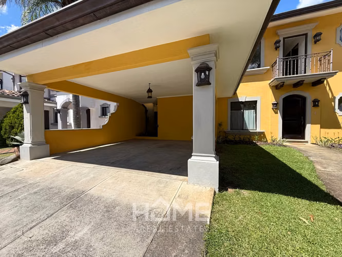 Alquiler de Casa con jardín privado en Santa Ana