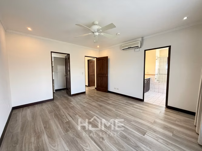 Alquiler de Casa con jardín privado en Santa Ana - Imagen 12