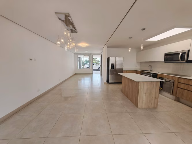 ALQUILER DE CASA MODERNA EN CONDOMINIO LA VITA, ESCAZÚ