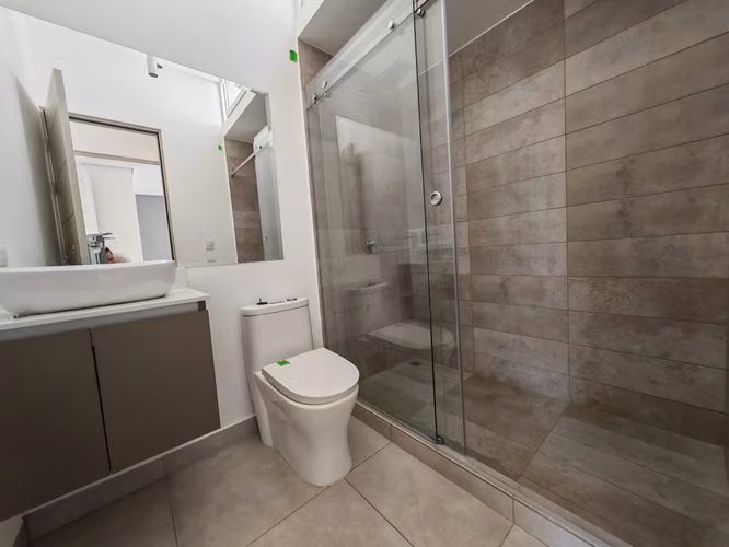 ALQUILER DE CASA MODERNA EN CONDOMINIO LA VITA, ESCAZÚ