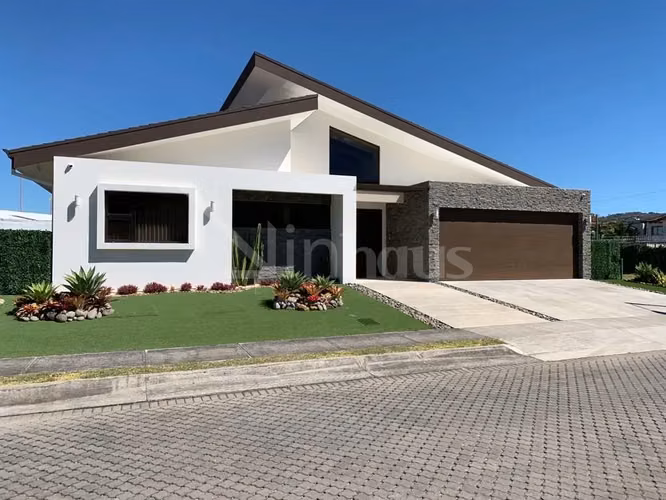 Venta de casa de una planta en condominio en Santa Ana