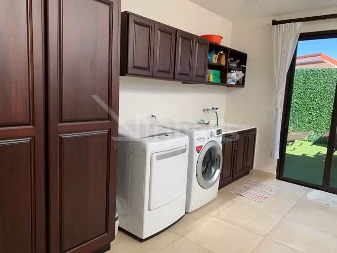 Venta de casa de una planta en condominio en Santa Ana