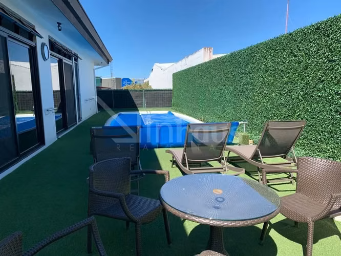 Venta de casa de una planta en condominio en Santa Ana