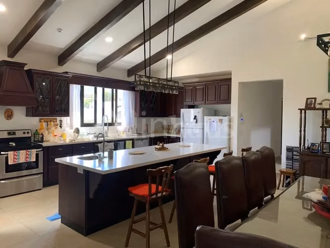 Venta de casa de una planta en condominio en Santa Ana