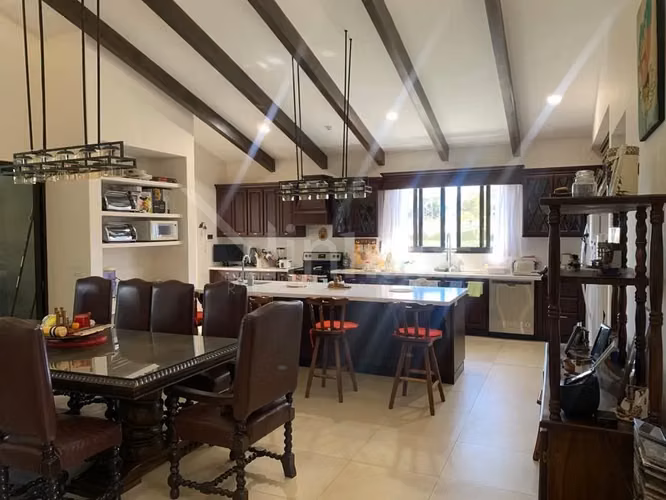 Venta de casa de una planta en condominio en Santa Ana