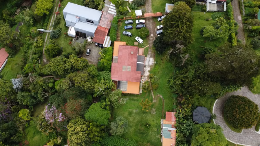 Villa de Lujo con 2333 m2 de Terreno en San Ramón de Tres Ríos