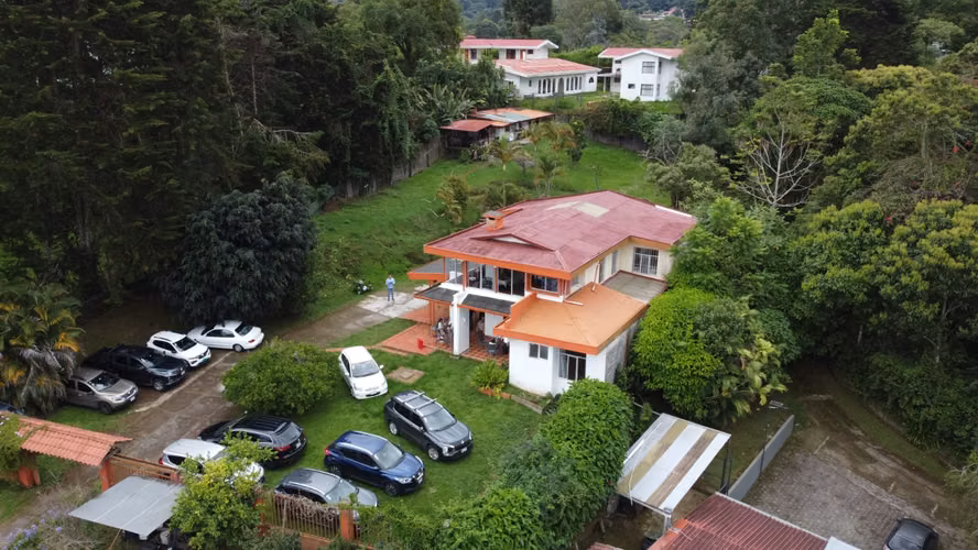 Villa de Lujo con 2333 m2 de Terreno en San Ramón de Tres Ríos