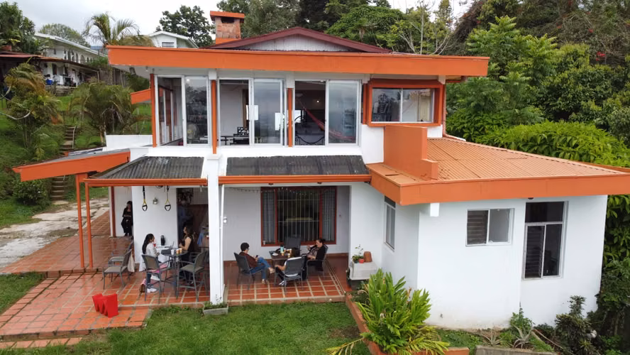 Villa de Lujo con 2333 m2 de Terreno en San Ramón de Tres Ríos