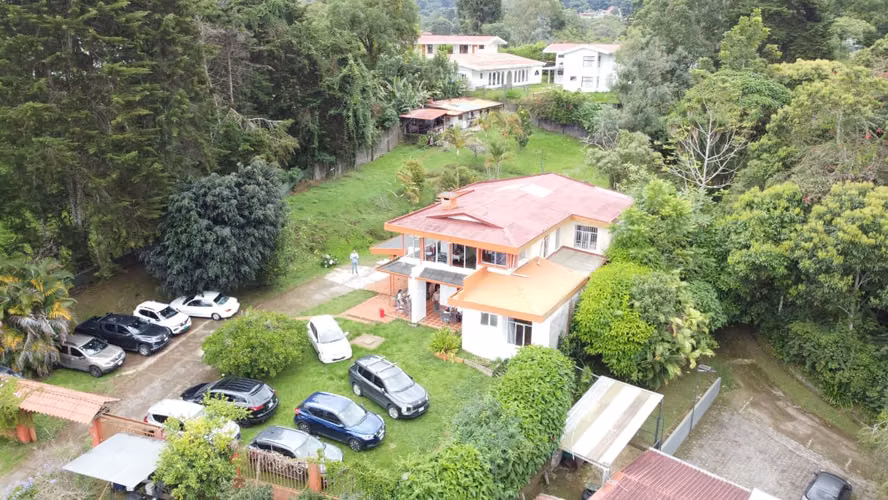 Villa de Lujo con 2333 m2 de Terreno en San Ramón de Tres Ríos