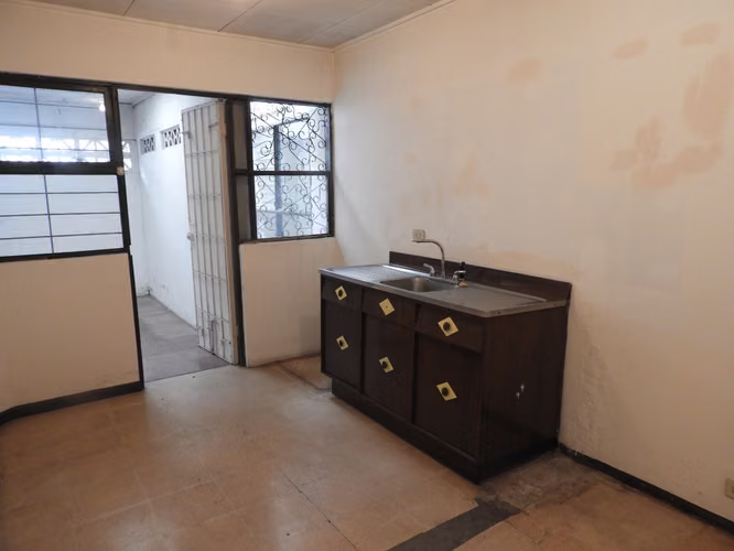 Terreno con Casa para Uso de Suelo Mixto, Residencial y Comercial - Imagen 6