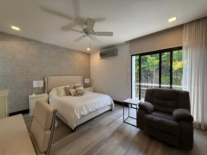 Casa de arquitectura contemporánea con amplios espacios y jardín.