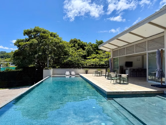 Casa de arquitectura contemporánea con amplios espacios y jardín.
