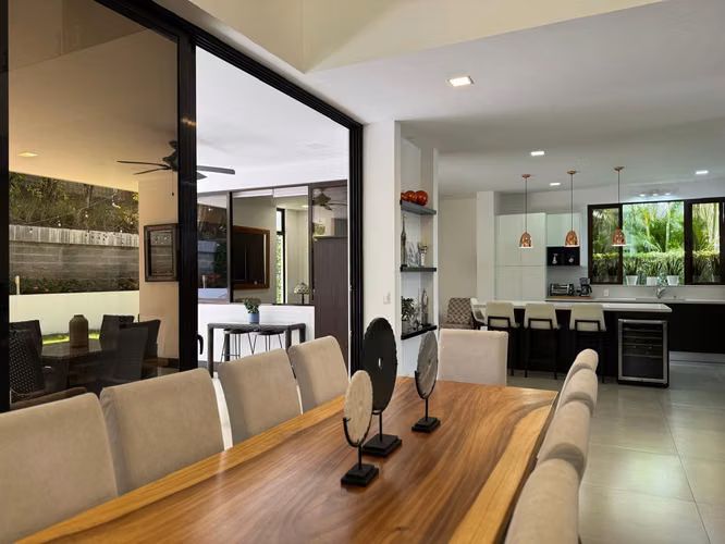 Casa de arquitectura contemporánea con amplios espacios y jardín.