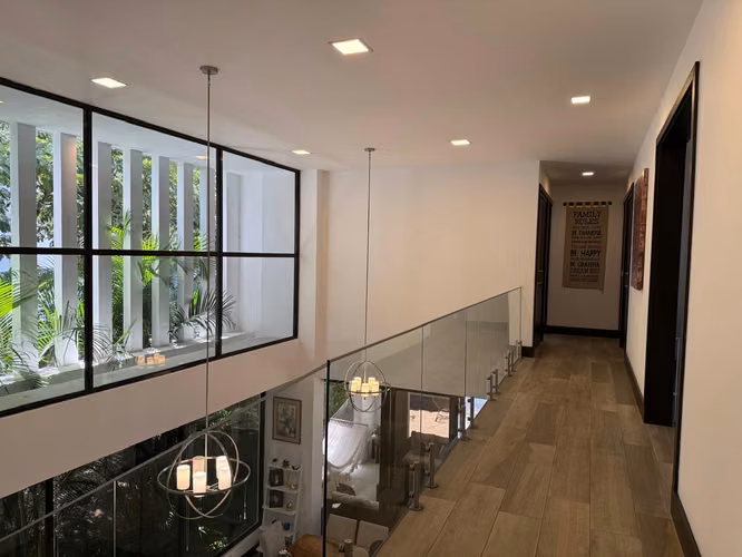 Casa de arquitectura contemporánea con amplios espacios y jardín.