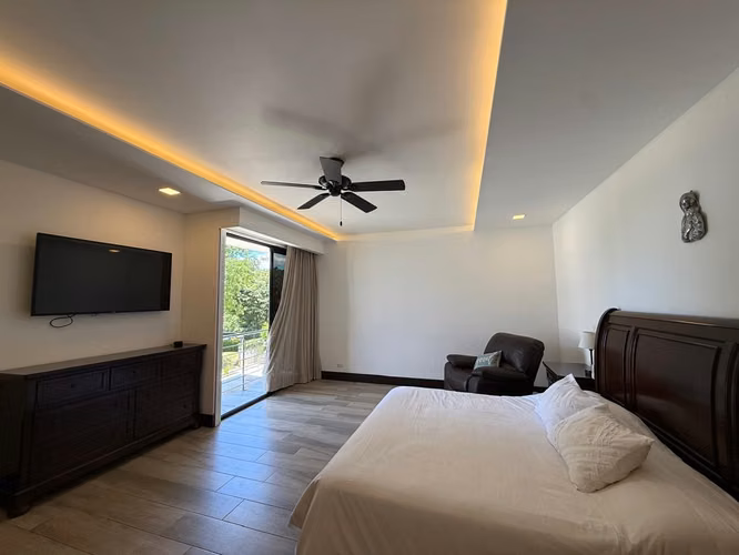 Casa de arquitectura contemporánea con amplios espacios y jardín.