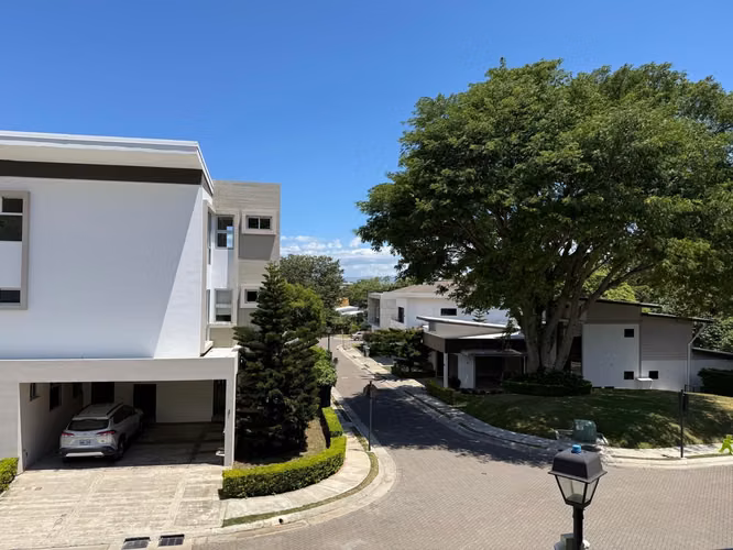 Casa de arquitectura contemporánea con amplios espacios y jardín.