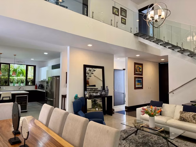 Casa de arquitectura contemporánea con amplios espacios y jardín.