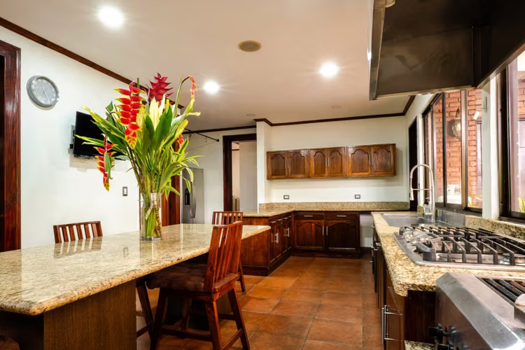  Luxury Home for Sale in Curridabat | 4 Bedrooms + Office | 1,000 m² Lot