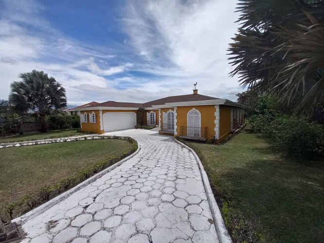 02 / Venta / lote de 3000 mts con casa grande / Uso suelo 8 casas / San Rafael